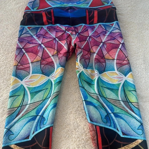 Art of One x Vision Lab Yoga Leggings Sz small
Original art by Derek Carpenter - Picture 11 of 16